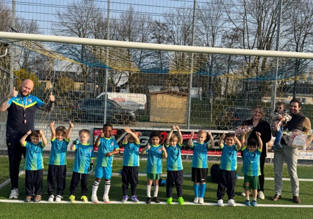 Die Bambinis des 1.FC Wassenberg-Orsbeck mit neuen Trikots