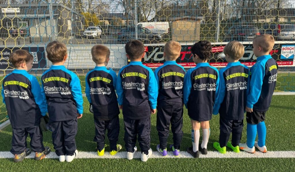 Die Bambinis des 1.FC Wassenberg-Orsbeck mit neuen Trikots